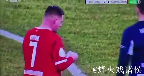 柏林赫塔球员抢断对手教练递给球员 柏林赫塔球员抢断对手教练递给球员